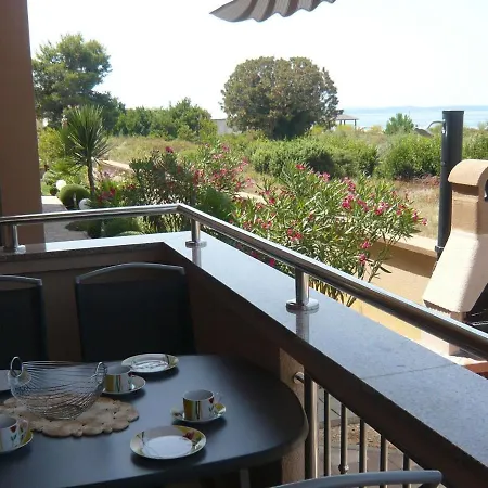 House In Near Sandy Beaches דירה *