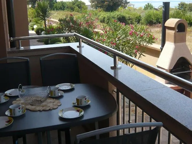 House In Near Sandy Beaches 아파트