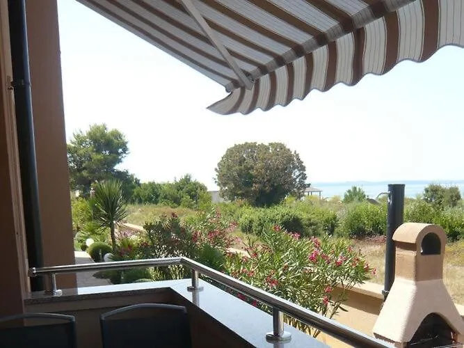 House In Near Sandy Beaches 아파트 *